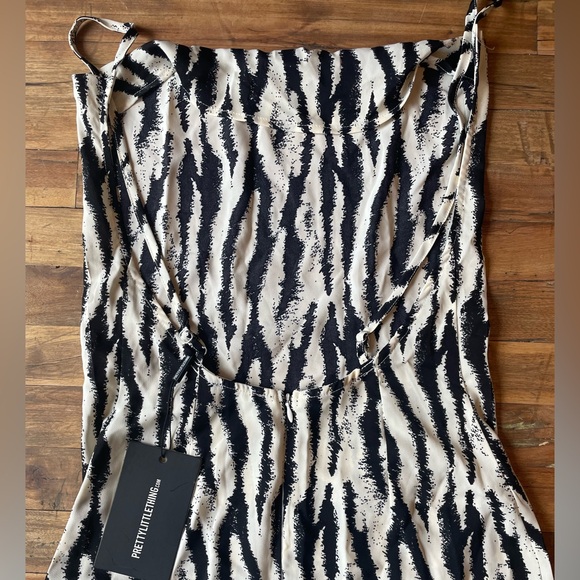 PrettyLittleThing Cowl Neck Zebra Print Maxi Dress - Picture 3 of 5
